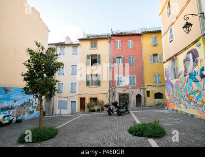 Marseille, Frankreich, 4. Juni 2018: Alte pastellfarbenen Häuser in der Altstadt der französischen Stadt Marseille atr Dämmerung. Stockfoto