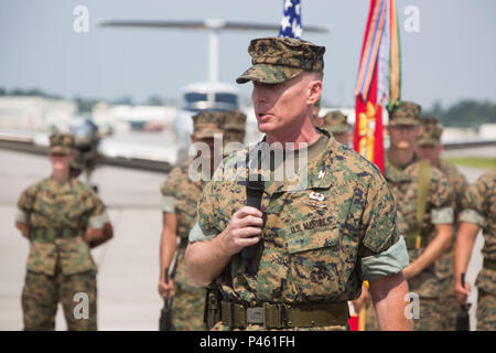 Us Marine Corps Colonel Russell Burton, kommandierender Offizier, Marine Corps Air Station (WAB) New River, gibt seine Erläuterungen während der WAB New River Ändern des Befehls, N.C., 23. Juni 2016. Die Änderung des Befehls formal übertragen werden Behörden und Zuständigkeiten für die WAB New River von Colonel Timothy M. Lachs zu oberst Burton. (U.S. Marine Corps Foto von Lance Cpl. Careaf L. Henson, MCIEAST bekämpfen Kamera/Freigegeben) Stockfoto