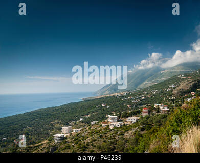 Ionische Mittelmeer Küste Landschaft des südlichen Albanien nördlich von Saranda auf Straße zu Vlora Stockfoto