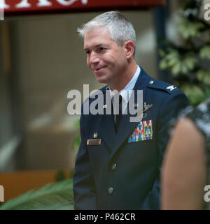 Oberst Joel Jackson, Commander, 60 Air Mobility Wing besucht einen Empfang vor der 60 AMW Ändern des Befehls Zeremonie, Travis AFB, 28. Juni 2016. Jackson, die für 16 Monate serviert, wird verzichten zu Oberst John Klein (U.S. Air Force Foto von Heide Couch/Freigegeben) Stockfoto