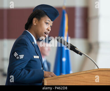 Senior Airman Jasmin Sanders, 60. Medizinische Unterstützung Squadron, Health Insurance Portability and Accountability Act (HIPAA) Privacy Officer, begrüßt die Flieger, Zivilpersonen, Angehörige und Solano County Community Leader als Zeremonienmeister für die 60 Luft Mobilität Ändern des Befehls Zeremonie, hangar P-14, Travis AFB, 28. Juni 2016. Us Air Force Colonel. John M. Klein jr. offiziell übernahm das Kommando über die 60th Air Mobility Wing von USAF Col. Joel D. Jackson, der als Kommandant für 16 Monate serviert. (U.S. Air Force Foto von Heide Couch/Freigegeben) Stockfoto