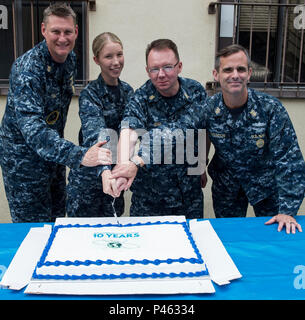 160630-N-RM 689-043 Coronado, Kalifornien (30. Juni 2016) Die USS Theodore Roosevelt (CVN 71) Command Master Chief Spike Anruf (links) und die Naval Air Station North Island Command Master Chief Matthew Logsdon (rechts) melden Sie Mass Communication Specialist Seaman Kryzentia Weiermann und der Master Chief Mass Communication Specialist Donnie Ryan für eine zeremonielle Kuchen schneiden am 30. Juni. Der Kuchen wurde speziell für die Massenkommunikation Specialist 10. Jahrestag zu gedenken von Navy Public Affairs Support Element West gehostet werden. Diese Veranstaltung geehrt die Fusion der vier älteren Preise der Fotograf Mate, Journal Stockfoto