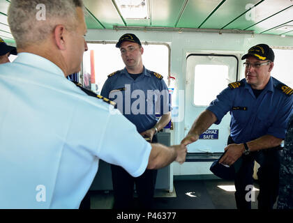 SAN DIEGO (28. Juni 2016) (von links) Cmdr. Kevin Boykin, Executive Officer der Naval Base San Diego, grüßt Lt.Cmdr. Donald Thompson-Greiff, kommandierender Offizier der Royal Canadian Navy Kingston-Klasse Küstenschutz Schiff Her Majesty's Canadian Ship Yellowknife (MM706) und Lt.Cmdr. Todd Speck, kommandierender Offizier der Küstenschutz Schiff Her Majesty's Canadian Ship Saskatoon (MM709), an Bord der Yellowknife Brücke nach der Ankunftszeit des Schiffes zu NBSD für Rim der Pazifik 2016. 26 Nationen, mehr als 40 Schiffe und u-Boote, mehr als 200 Flugzeugen und 25.000 Mitarbeiter sind participati Stockfoto