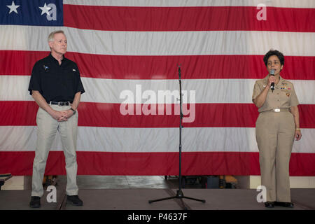 160616-N-ZE 250-015 NEAPEL, Italien (16. Juni 2016) Der Sekretär der Navy (Secnav) Ray Mabus und Adm. Michelle Howard, Commander, U.S. Naval Forces Europa-afrika bieten Erläuterungen während alles - Hände Anruf auf Naval Support Activity Neapel Juni 16, 2016. Mabus amtiert eine Preisverleihung und reenlistments für Seeleute, die von einem alle Hände Aufruf gefolgt. Mabus besucht Große grüne Flotte in Europa, dessen Höhepunkt wird eine Italienische öler tanken USS Mason (DDG87) mit einer erweiterten alternative Kraftstoff gehören. Der große Grüne Flotte Initiative soll unsere Matrosen und Marine zu machen Stockfoto