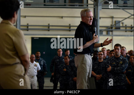 160616-N-XT 273-087 NEAPEL, Italien (16. Juni 2016) Der Sekretär der Navy (Secnav) Ray Mabus bietet Erläuterungen während alles - Hände Anruf auf Naval Support Activity Neapel Juni 16, 2016. Mabus amtiert eine Preisverleihung und reenlistments für Seeleute, die von einem alle Hände Aufruf gefolgt. Mabus besucht Große grüne Flotte in Europa, dessen Höhepunkt wird eine Italienische öler tanken USS Mason (DDG87) mit einer erweiterten alternative Kraftstoff gehören. Der große Grüne Flotte Initiative soll unsere Matrosen und Marines warfighters, besser in der Lage, weiter zu gehen, bleiben länger und Mo liefern zu machen Stockfoto