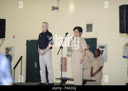 160616-N-SS 492-012 NEAPEL, Italien (16. Juni 2016) Der Sekretär der Navy (Secnav) Ray Mabus wird vom Adm eingeführt. Michelle Howard, Commander, U.S. Naval Forces Europa-afrika, an allem - Hände Anruf auf Naval Support Activity Neapel, 16. Juni 2016. Mabus amtiert eine Preisverleihung und reenlistments für Seeleute, die von einem alle Hände Aufruf gefolgt. Mabus besucht Große grüne Flotte in Europa, dessen Höhepunkt wird eine Italienische öler tanken USS Mason (DDG87) mit einer erweiterten alternative Kraftstoff gehören. Der große Grüne Flotte Initiative ist entworfen, Matrosen und Marines besser zu machen Stockfoto