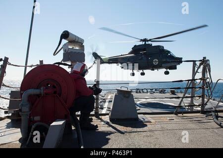 160616-N-FQ 994-103 Schwarze Meer (16. Juni 2016) eine rumänische Marine IAR-330 mittlerer Hubschrauber landet an Bord der USS Porter (DDG78) Juni 16, 2016. Porter, einer der Arleigh-Burke-Klasse geführte-missile Destroyer, Vorwärts - Rota, Spanien bereitgestellt werden, ist die Durchführung einer Routinepatrouille in den USA 6 Flotte Bereich der Maßnahmen zur Unterstützung der US-amerikanischen nationalen Sicherheitsinteressen in Europa. (U.S. Marine Foto von Mass Communication Specialist 3. Klasse Robert S. Preis/Freigegeben) Stockfoto