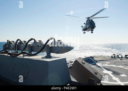 160616-N-FQ 994-085 Schwarze Meer (16. Juni 2016) eine rumänische Marine IAR-330 mittlerer Hubschrauber landet an Bord der USS Porter (DDG78) Juni 16, 2016. Porter, einer der Arleigh-Burke-Klasse geführte-missile Destroyer, Vorwärts - Rota, Spanien bereitgestellt werden, ist die Durchführung einer Routinepatrouille in den USA 6 Flotte Bereich der Maßnahmen zur Unterstützung der US-amerikanischen nationalen Sicherheitsinteressen in Europa. (U.S. Marine Foto von Mass Communication Specialist 3. Klasse Robert S. Preis/Freigegeben) Stockfoto