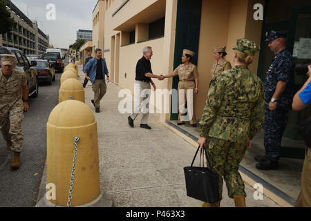 160616-N-XT 273-227 NEAPEL, Italien (16. Juni 2016) Adm. Michelle Howard, Commander, U.S. Naval Forces Europa-afrika, grüßt Sekretär der Navy (Secnav) Ray Mabus, bevor er an allem - Hände Anruf auf Naval Support Activity Neapel Juni 16, 2016 spricht. Mabus amtiert eine Preisverleihung und reenlistments für Seeleute, die von einem alle Hände Aufruf gefolgt. Mabus besucht Große grüne Flotte in Europa, dessen Höhepunkt wird eine Italienische öler tanken USS Mason (DDG87) mit einer erweiterten alternative Kraftstoff gehören. Der große Grüne Flotte Initiative soll unsere Matrosen und Marin zu machen Stockfoto