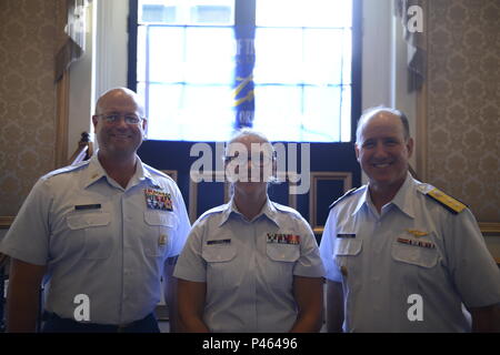 Coast Guard Petty Officer 3rd Class Alexandria Linden steht mit hinteren Adm. Dave Callahan und der Master Chief Ryan Fahlenkamp bei dem Geschmack'n Toast auf unsere bewaffneten Services Event durch die größere New Orleans Navy League in New Orleans, 30. Juni 2016 vorgestellt. Linden war durch die größere New Orleans Navy League für das Erwerben der Küstenwache Soldaten des Quartals award ausgezeichnet. Stockfoto