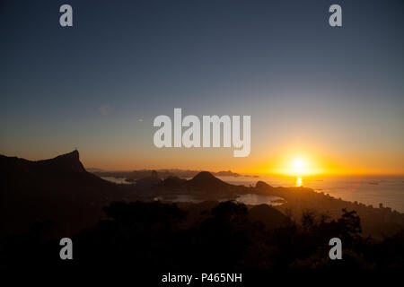 Nascer do Sol na Visto da Vista Chinesa. Rio de Janeiro. RIO DE JANEIRO/RJ/Brasil. 14/02/2012. (Foto: Rafael Duarte/Fotoarena) Stockfoto