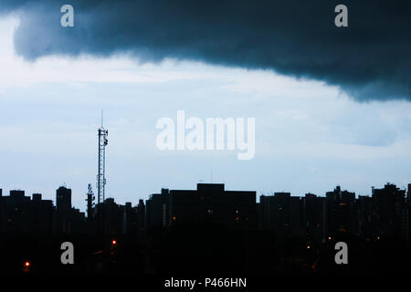 Nuvens pesadas antes de tempestade na Cidade de Ribeirão Preto, keine inneren de SP. RIBEIRÃO PRETO/SP, Brasilien 12/12/2009 (Foto: Cadu Rolim/Fotoarena) Stockfoto