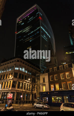 London, England, UK - 30. Dezember 2018: Das Büro hochhaus 20 Fenchurch Street bei Nacht, auch bekannt als "Walkie Talkie", in der historischen Stadt von Lo Stockfoto