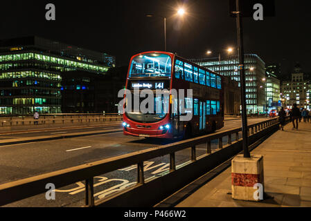 London, England, UK - 30. Dezember 2018: Bus auf einer Bridge bei Nacht zirkulierenden mit Menschen um in London, England, Großbritannien Stockfoto