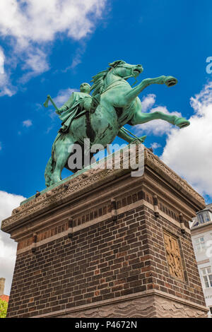 Blick auf die stadt Gründer Bischof Absalon Statue in Kopenhagen, Dänemark. Stockfoto