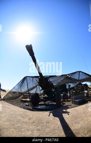 Soldaten der Alpha Batterie, 1st Battalion, 487Th Field Artillery, Oklahoma Army National Guard die 105 mm Haubitze brand Mission Operations während des Exportierbaren Combat Training Capacity Programm Juni 13 im Camp Roberts, Kalifornien zu nutzen. XCTC konzentriert sich auf Komplett Instrumental- und realistische gemeinsame Aus- und Fortbildung Platoon & Unternehmen Ausbildung Kenntnisse in Abstimmung mit der ersten Armee zu zertifizieren. Kommandanten und Führungskräfte beurteilen ihre Soldaten Stärken und Schwächen während ein Video Review Sitzung nach der Ausbildung, die in ihrem Heimatland ihre Deutschkenntnisse Aids als Einzelperson, Team, platoon, Einheit und Feuerwehr Stockfoto