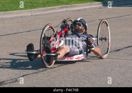 US Special Operations Befehl Veteran Sgt. 1.. Klasse Sualauvi 'Sua' Tuimalealoifano konkurriert in Radsport-Event während der Abteilung der Verteidigung Krieger Spiele 2016 an der United States Military Academy in West Point, New York, 18. Juni 2016.  Sua erhielt Goldmedaille für das Radsport-Event. Die DoD-Krieger-Spiele ist eine adaptive Sportwettkampf Veteranen und Verwundeten, Kranken und verletzten Angehörige. Athleten die Teams aus der Armee, Marine Corps, Marine, Luftwaffe, treten Special Operations Command und den Streitkräften des Vereinigten Königreichs in Track, Field, Bogenschießen, Radfahren, shooti Stockfoto