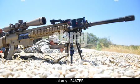 Private Joseph J. Quitugua 1 Bataillon, 294 Infanterie Regiment Guam Army National Guard die M110 semi-automatischen Sniper system Sniper Training während der Exportierbaren Kampftraining Fähigkeit Übung durchzuführen 13. Juni im Camp Roberts, Kalifornien nutzen. XCTC konzentriert sich auf Komplett Instrumental- und realistische gemeinsame Aus- und Fortbildung Platoon & Unternehmen Ausbildung Kenntnisse in Abstimmung mit der ersten Armee zu zertifizieren. Kommandanten und Führungskräfte beurteilen ihre Soldaten Stärken und Schwächen während ein Video Review Sitzung nach der Ausbildung, die in ihrem Heimatland ihre Deutschkenntnisse Aids als Einzelperson, Team, platoon, Stockfoto