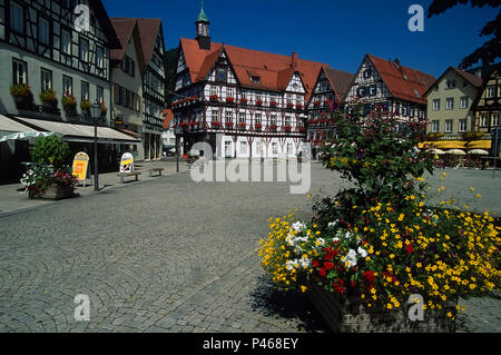 Der Marktplatz und Rathaus von Bad Urach in Deutschland, im Bereich Baden-Wurttemburg Stockfoto