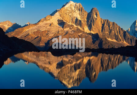 Die herrlichen Aiguille Verte gespiegelt in Lac Blanc in den Französischen Alpen, Chamonix, Frankreich Stockfoto