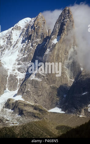 Nachmittag Cloud rund um den Mont Blanc und der Aiguille de Drus in Chamonix, Frankreich Stockfoto