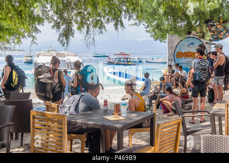 Backpackers in einem Restaurant sitzen, Warten auf die Fähre nach Lombok und Bali, Gili Trawngan, Indonesien, 26. April 2018 Stockfoto