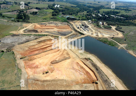 Orçada em R $ 24,5 milhões, com prazo de execução de Dois anos, ein barragem do Rio Capivari-Mirim, será construída keine Bairro Mirim, Dando origem ein um Lago com capacidade para armazenar 880 milhões de Litros. Ein barragem terá 260 metros de Länge, 6 Metros de largura, 23 metros De Altura máxima Sobre a Fundação e espelho-d'Água de 41,1 Hektar (411 Mio. m2). Eine extensão de espelho d'Água de 2,5 km Indaiatuba/SP, Brasilien - 12/09/2014. Foto: Giuliano Miranda/Fotoarena Stockfoto