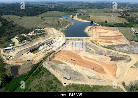 Orçada em R $ 24,5 milhões, com prazo de execução de Dois anos, ein barragem do Rio Capivari-Mirim, será construída keine Bairro Mirim, Dando origem ein um Lago com capacidade para armazenar 880 milhões de Litros. Ein barragem terá 260 metros de Länge, 6 Metros de largura, 23 metros De Altura máxima Sobre a Fundação e espelho-d'Água de 41,1 Hektar (411 Mio. m2). Eine extensão de espelho d'Água de 2,5 km Indaiatuba/SP, Brasilien - 12/09/2014. Foto: Giuliano Miranda/Fotoarena Stockfoto