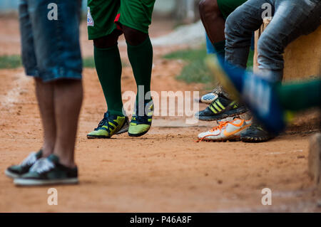 SÃO PAULO, SP - 27/09/2014: Futebol de Várzea-Jogo de Várzea entre Luso Brasileiro e Jardim Alvina, no campo da Comunidade da Xurupita, na Zona oeste de São Paulo. (Foto: Maurício Rummens/Fotoarena) Stockfoto