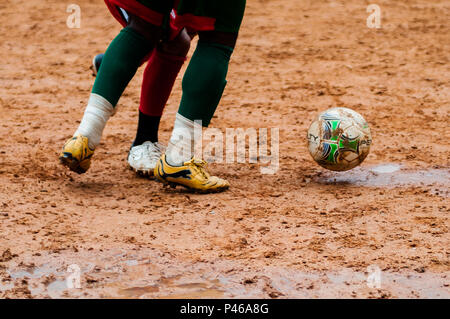 SÃO PAULO, SP - 27/09/2014: Futebol de Várzea-Jogo de Várzea entre Luso Brasileiro e Jardim Alvina, no campo da Comunidade da Xurupita, na Zona oeste de São Paulo. (Foto: Maurício Rummens/Fotoarena) Stockfoto