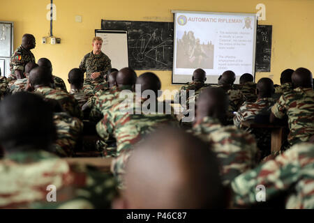 Lance Cpl. Dustin Kitts, ein rifleman mit speziellen Zweck Marine Air-Ground Task Force Krise Response-Africa, beauftragt kamerunischen Soldaten mit Kräften Füsiliere Marins et Palmeurs de Bekämpfung über Fire team Formationen und Patrouillen in Limbé, Kamerun, 27. Juni 2016. Marines teilen Taktiken, Techniken und Fähigkeiten mit den FORFUMAPCO Soldaten den illegalen Handel in Kamerun zu bekämpfen. (U.S. Marine Corps Foto von Cpl. Alexander Mitchell/freigegeben) Stockfoto