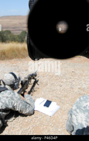 Soldaten von 1-294 th Infanterie Regiment conduct Sniper training Juni 13, 2016 im Camp Roberts, Kalifornien. 1-294 th Infanterie Regiment wird die Teilnahme an Exportierbar Kampftraining Fähigkeit im Camp Roberts. XCTC Züge der Feuerwehr - sortierte Elemente in Infanterie Taktik für die Bereitstellung. Die Ausbildung beinhaltet auch eine Sitzung für Kommandanten die Ausbildung Mängel, für ihre Einheiten zu bewerten. Stockfoto