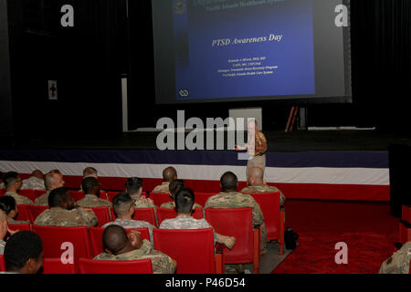 Pensionierter Navy Capt., Dr. Kenneth A. Hirsch, Leiter der traumatischen Stress recovery Programm an der Veteran Affairs Pazifische Inseln Health Care System, spricht mit den Soldaten des 8. Theater Sustainment Command über Posttraumatische Belastungsstörungen Bewußtsein Tag 30. Juni an Ricahrdson Theater, Fort Shafter, Hawaii. (Foto von Sgt. Jon Heinrich, 8. TSC Public Affairs/freigegeben) Stockfoto