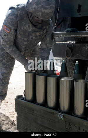 Soldaten der Alpha Batterie, 1-487 th Field Artillery Verhalten live fire Operationen Juni 13, 2016 im Camp Roberts, Kalifornien. Alpha Batterie, 1-487 th Field Artillery in Anspruch genommener Combat Training Funktion beteiligt ist, im Camp Roberts. XCTC Züge der Feuerwehr - sortierte Elemente in Infanterie Taktik für die Bereitstellung. Die Ausbildung beinhaltet auch eine Sitzung für Kommandanten die Ausbildung Mängel, für ihre Einheiten zu bewerten. Stockfoto