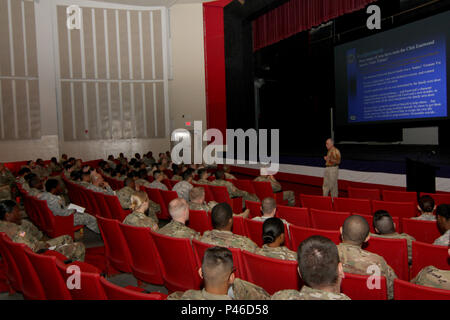 Pensionierter Navy Capt., Dr. Kenneth A. Hirsch, Leiter der traumatischen Stress recovery Programm an der Veteran Affairs Pazifische Inseln Health Care System, spricht mit den Soldaten des 8. Theater Sustainment Command über Posttraumatische Belastungsstörungen Bewußtsein Tag 30. Juni an Ricahrdson Theater, Fort Shafter, Hawaii. (Foto von Sgt. Jon Heinrich, 8. TSC Public Affairs/freigegeben) Stockfoto