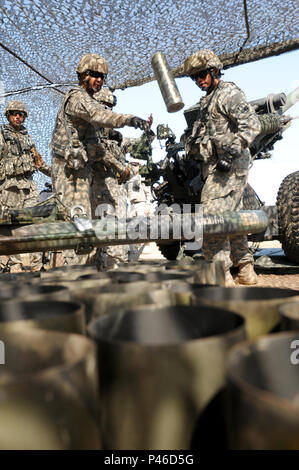 Soldaten der Alpha Batterie, 1-487 th Field Artillery Verhalten live fire Operationen Juni 13, 2016 im Camp Roberts, Kalifornien. Alpha Batterie, 1-487 th Field Artillery in Anspruch genommener Combat Training Funktion beteiligt ist, im Camp Roberts. XCTC Züge der Feuerwehr - sortierte Elemente in Infanterie Taktik für die Bereitstellung. Die Ausbildung beinhaltet auch eine Sitzung für Kommandanten die Ausbildung Mängel, für ihre Einheiten zu bewerten. Stockfoto