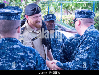 160617-N-QP 351-001 Montego Bay, Jamaika (17. Juni 2016) finden Segler aus US Southern Command (USSOUTHCOM) Grüße ein Seemann von der Erweiterten Naval Boarding Party mit Maritimen taktischen Operationen Gruppe von Victoria, Britisch-Kolumbien, mit Militär und Polizei aus 20 Partnerstaaten in Tradewinds Phase II-Übung teilnehmenden Juni 20-28 in Jamaika statt zu arbeiten. Tradewinds 2016 ist eine gemeinsame, kombinierte Übung in Verbindung mit Partnerstaaten durchgeführt, um die kollektiven Fähigkeiten der Streitkräfte und constabularies transnationale organisierte Kriminalität zu verbessern und Stockfoto