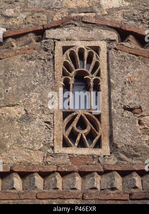 IGLESIA - VENTANA-MURO POSTERIOREN CAPILLA. Lage: MONASTERIO DE SAN MIGUEL DE ESCALADA, GRADEFES, Leon, Spanien. Stockfoto