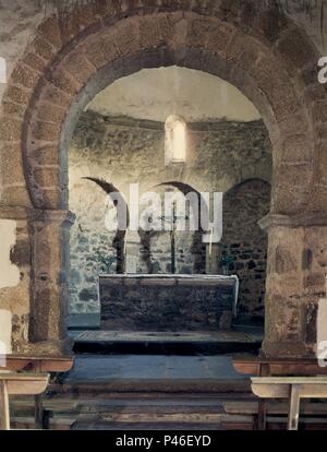 Innenraum HACIA LA CABECERA-S X ARQUITECTURA MOZARABE. Lage: Iglesia de Santo Tomas OLLAS, Santo Tomas, Leon, Spanien. Stockfoto