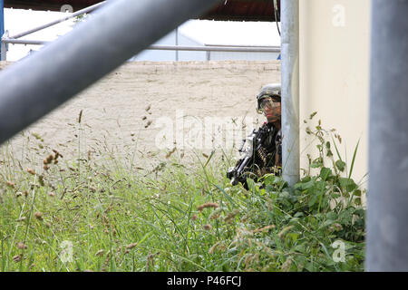 Ein Niederländischer Soldat von Charlie Company, 11 Infanterie Bataillon, 11 Airmobile Brigade bietet Sicherheit bei der Durchführung einer Stadt angriff Szenario während der Schnelle Reaktion 16 Training am Hohenfels Training Area, ein Teil des Joint Multinational Readiness Center, in Hohenfels, Deutschland, Jan. 17, 2016. Übung schnelle Reaktion ist eines der führenden militärischen Krisenreaktion Schulungen für multi-nationale zerstreuten Kräfte in der Welt. Die Übung ist so konzipiert, dass die Bereitschaft der Bekämpfung der Kern der U.S. Global Response Force - derzeit der 82nd Airborne Division 1. Brigade zu verbessern Stockfoto