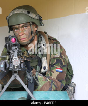 Ein Niederländischer Soldat von Charlie Company, 11 Infanterie Bataillon, 11 Airmobile Brigade bietet Sicherheit bei der Durchführung einer Stadt angriff Szenario während der Schnelle Reaktion 16 Training am Hohenfels Training Area, ein Teil des Joint Multinational Readiness Center, in Hohenfels, Deutschland, Jan. 17, 2016. Übung schnelle Reaktion ist eines der führenden militärischen Krisenreaktion Schulungen für multi-nationale zerstreuten Kräfte in der Welt. Die Übung ist so konzipiert, dass die Bereitschaft der Bekämpfung der Kern der U.S. Global Response Force - derzeit der 82nd Airborne Division 1. Brigade zu verbessern Stockfoto