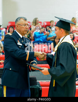 Oberstleutnant Miguel Torres, Texas gemeinsame Counterdrug Taskforce stellvertretender Kommandant, stellt eine Bescheinigung über den Abschluss einer Texas Herausforderung Academy-West Cadet während der 2015-2 Klasse Abschlussfeier Juni 25, 2016, Iraan, Texas. Nach der 22-wöchigen Wohn- phase der alternative Education Program, 30 Kadetten ein GED erworben, zwei erworbene Abitur und 13 sowohl ein GED und High School Diploma, mit anderen Wiederherstellung High School Credits. TCA ist ein Verteidigungsministerium Programm durch Gemeinsame die Texas National Guard Counterdrug Taskforce. (Air National Guard Foto von 1 Lt Alicia Lacy) Stockfoto