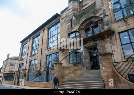 Foto genommen, bevor das Feuer von der Tür und Eingang des Charles Rennie Mackintosh Glasgow School of Art, Glasgow, Schottland, Großbritannien Stockfoto