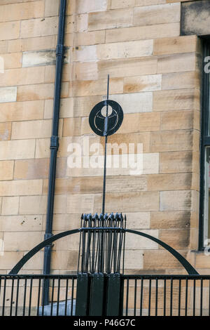 Foto genommen, bevor die Feuer der dekorative Schmiedearbeiten zum Charles Rennie Mackintosh Glasgow School of Art, Glasgow, Schottland, Großbritannien Stockfoto