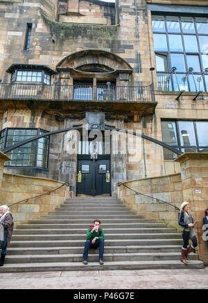 Foto genommen, bevor das Feuer von der Tür und Eingang des Charles Rennie Mackintosh Glasgow School of Art, Glasgow, Schottland, Großbritannien Stockfoto