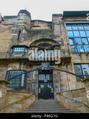 Foto genommen, bevor das Feuer von der Tür und Eingang des Charles Rennie Mackintosh Glasgow School of Art, Glasgow, Schottland, Großbritannien Stockfoto