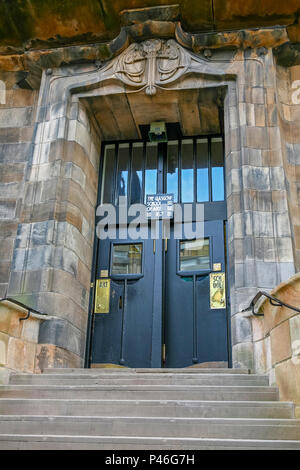 Foto genommen, bevor das Feuer von der Tür und Eingang des Charles Rennie Mackintosh Glasgow School of Art, Glasgow, Schottland, Großbritannien Stockfoto