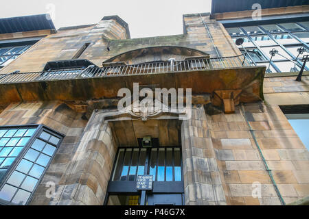 Foto genommen, bevor das Feuer von der Tür und Eingang des Charles Rennie Mackintosh Glasgow School of Art, Glasgow, Schottland, Großbritannien Stockfoto