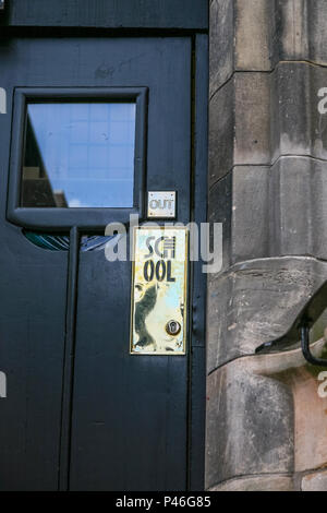 Foto genommen, bevor das Feuer von der Tür und Eingang des Charles Rennie Mackintosh Glasgow School of Art, Glasgow, Schottland, Großbritannien Stockfoto