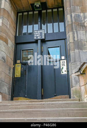 Foto genommen, bevor das Feuer von der Tür und Eingang des Charles Rennie Mackintosh Glasgow School of Art, Glasgow, Schottland, Großbritannien Stockfoto